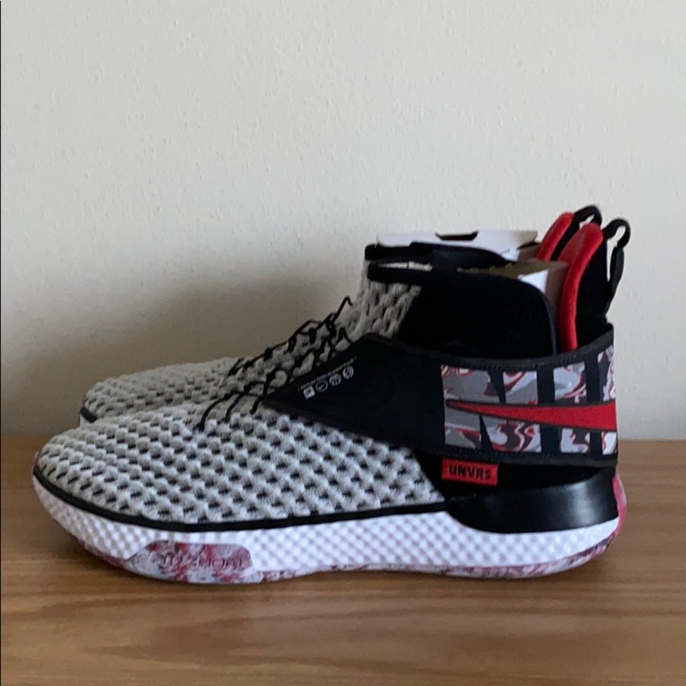Nike Air Zoom Universe (NEW)